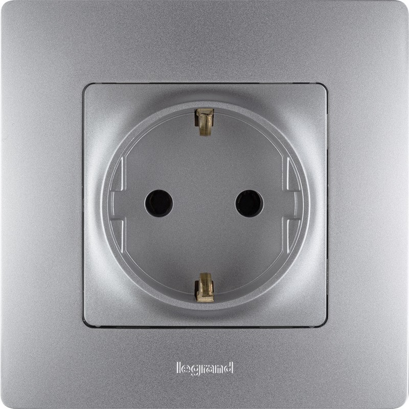 Розетка электрическая Legrand Etika алюминий с/з, винт. клеммы, 16А, 250 В 672421