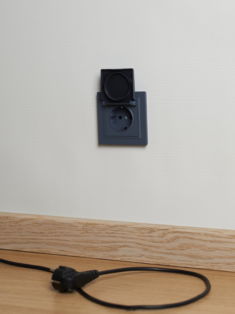 Розетка IEK BRITE с/з с шторками и крышкой 16А IP44 РСбш10-3-44-БрМ маренго BR-R16-16-44-K35