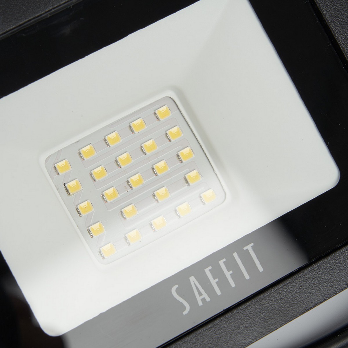 Светодиодный прожектор Saffit SFL90-30 30W Черный 4000K 55076